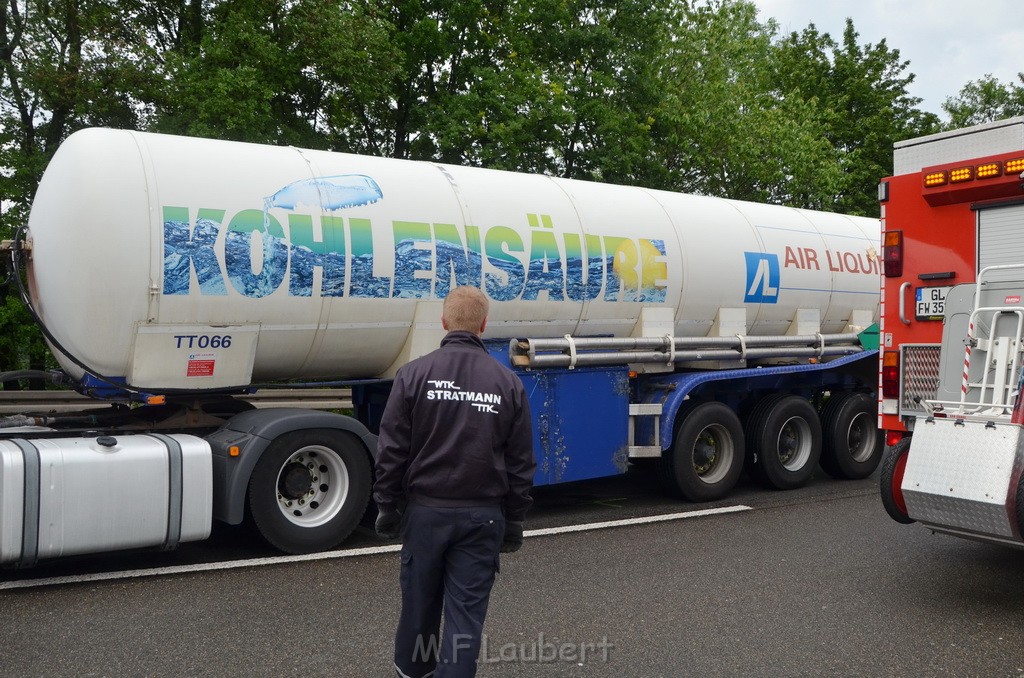 Schwerer VU A 1 Rich Koeln hinter AS Burscheid P100.JPG - Miklos Laubert